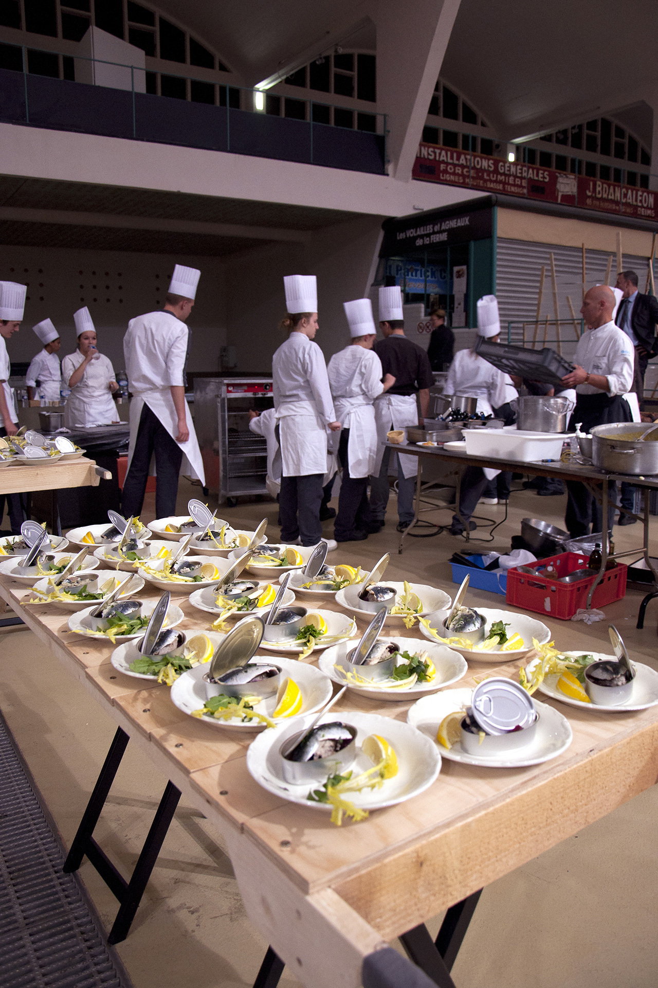 aire_food_banquet_scientifique_guerre_alimentation_table_sardines_tin_citron