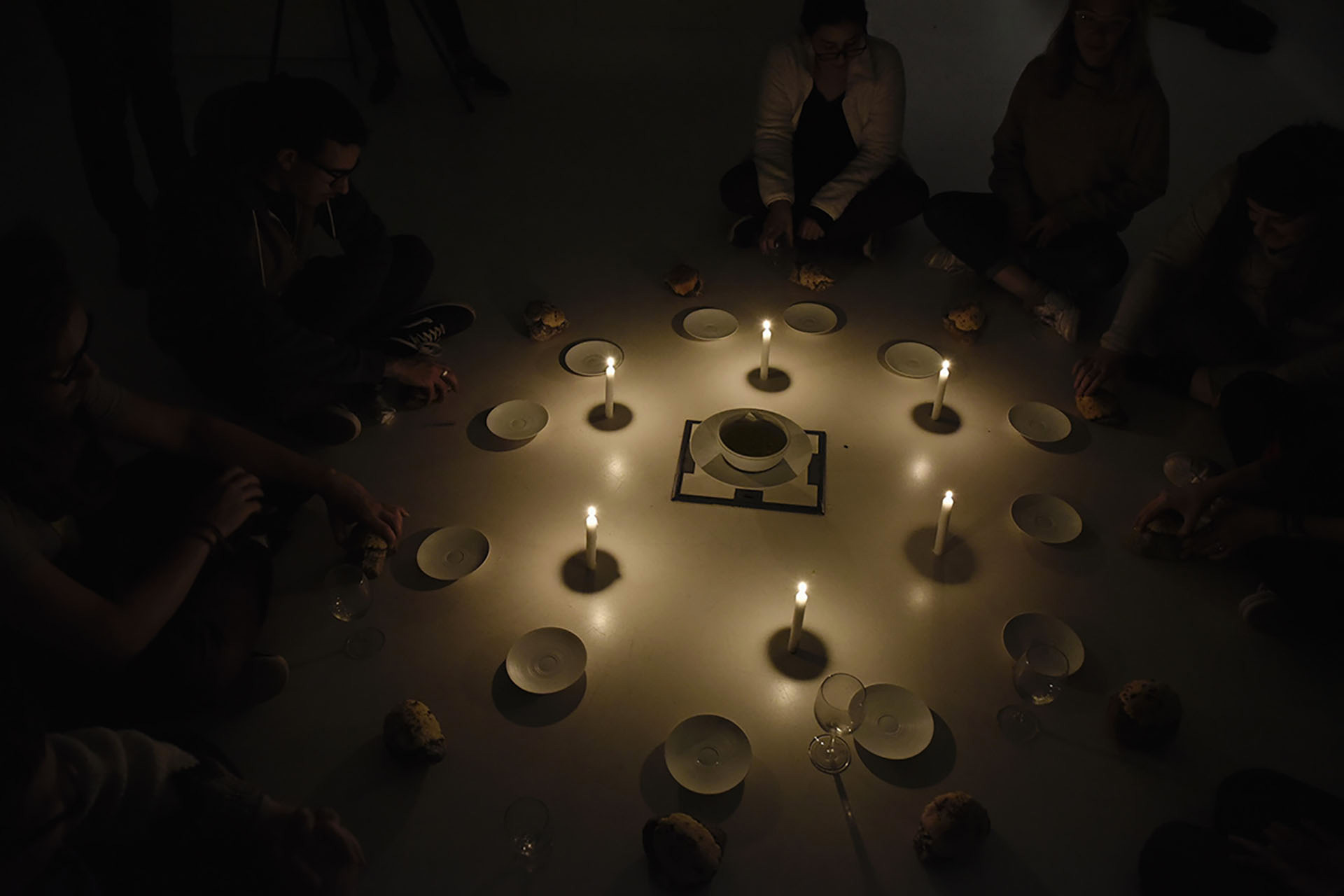 aire_food_vassiviere_manger_ile_candle_dark_circle