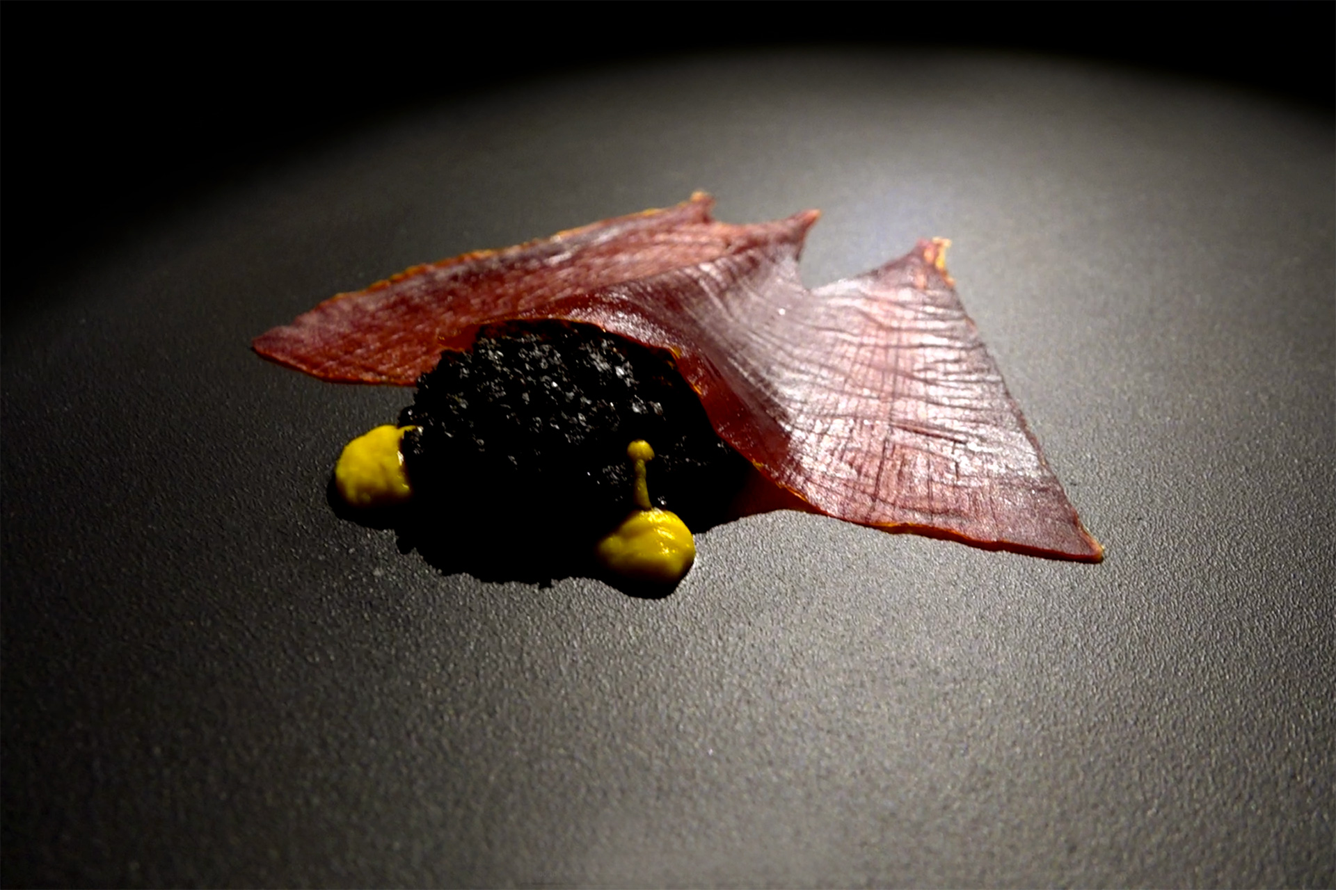 ecole_design_culinaire_master_food_devorer_plat_exposition_viande_caviar_jaune-1